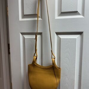 NWOT
LONGCHAMP LA FOULONNE LEATHER BAG
Crossbody in nutmeg w/gold-tone hardware